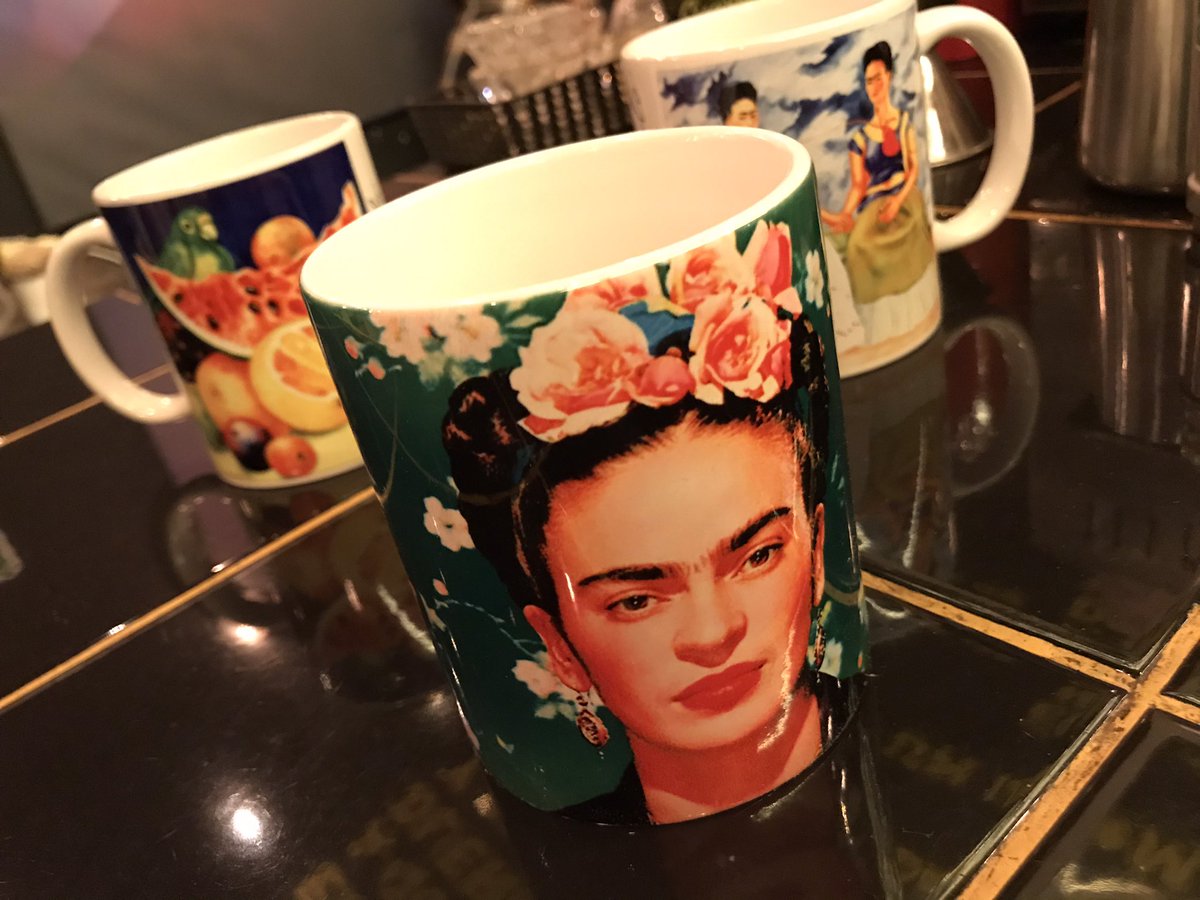 «Pinto flores para que así no mueran» 🌹🎨🖌 #FridaKahlo

#julio #mesdefridakahlo #aniversario #personalizados #tazas #arte  #PonteGuarro