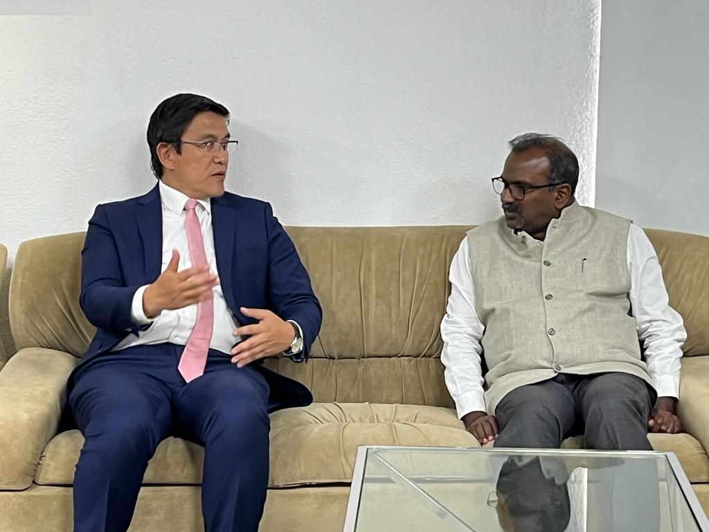 Pharmexcil's tweet photo. Honoured to have H.E.Edil @baisalov Deputy Chairman of Cabinet of Ministers , Kyrgyz Republic at #iPhex-23.
๐ฎ๐ณ๐ฐ๐ฌ
As Kyrgyz Republic is trying for #Health security, who better than #India can be a Good partner to establish #Pharma Industry in ๐ฐ๐ฌ @MFA_Kyrgyzstan https://t.co/eZlESnJ3eo