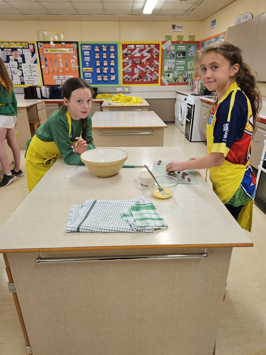 CampCorUnum's tweet photo. Another day for our second camp today! We made chocolate chip cookies in #community. They were soooo good we couldn't wait to try them! #Day2 💚💛❤️ https://t.co/NKkwrbbHOJ