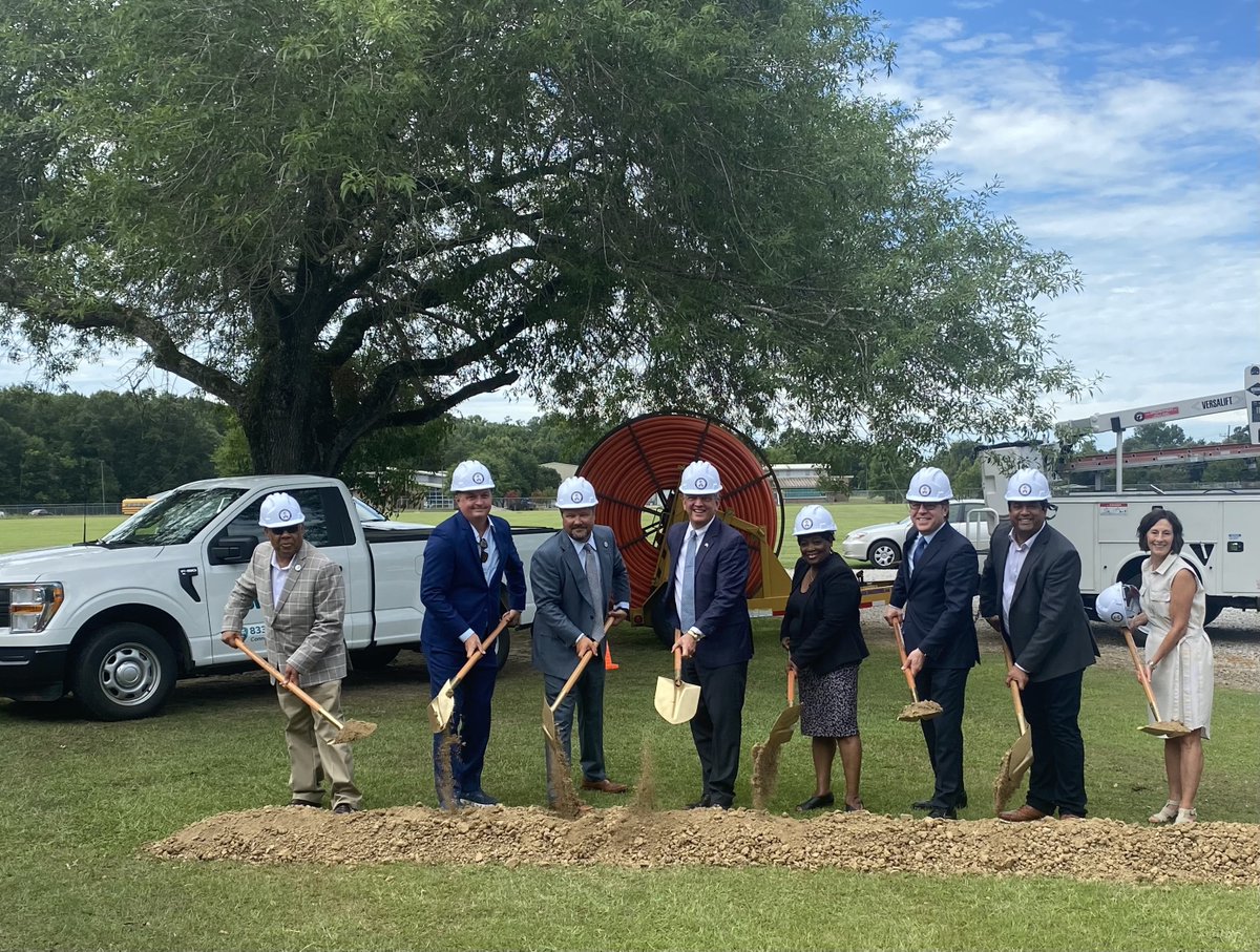DavidsonNTIA's tweet photo. Thanks to the Bipartisan Infrastructure Law, Louisiana will have the resources it needs to ensure every resident can participate in the digital economy.

Thank you @LouisianaGov, Rep. Deshotel &amp; @VeneethI for hosting and for your work in bringing #InternetForAll https://t.co/6Ge2Zfco8x