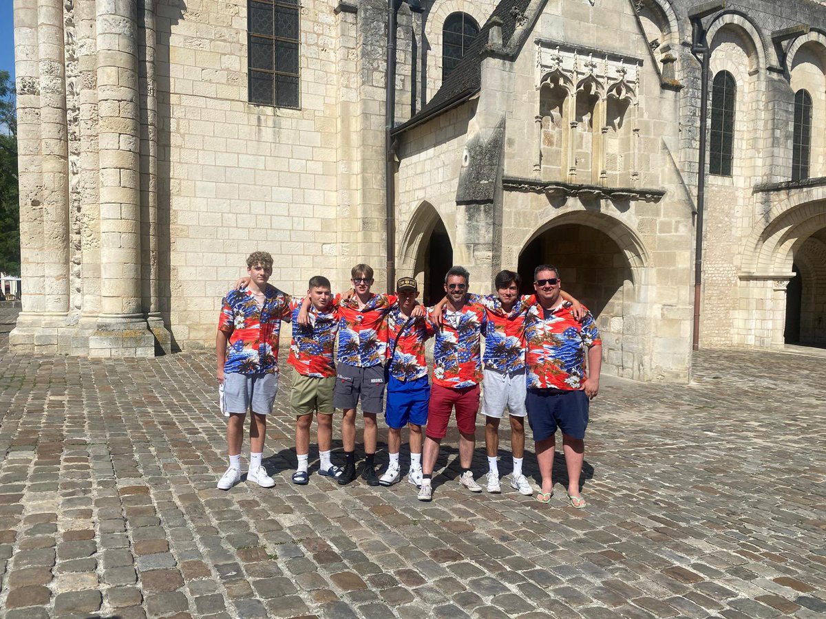 Our Year 10 students <a href="/EppingStJohns/">ESJ</a> as well as <a href="/FittenMr/">MrFitten</a> and Monsieur Lombard are having a great time! Looks as though they all went shopping together! 🇫🇷🇫🇷🇫🇷