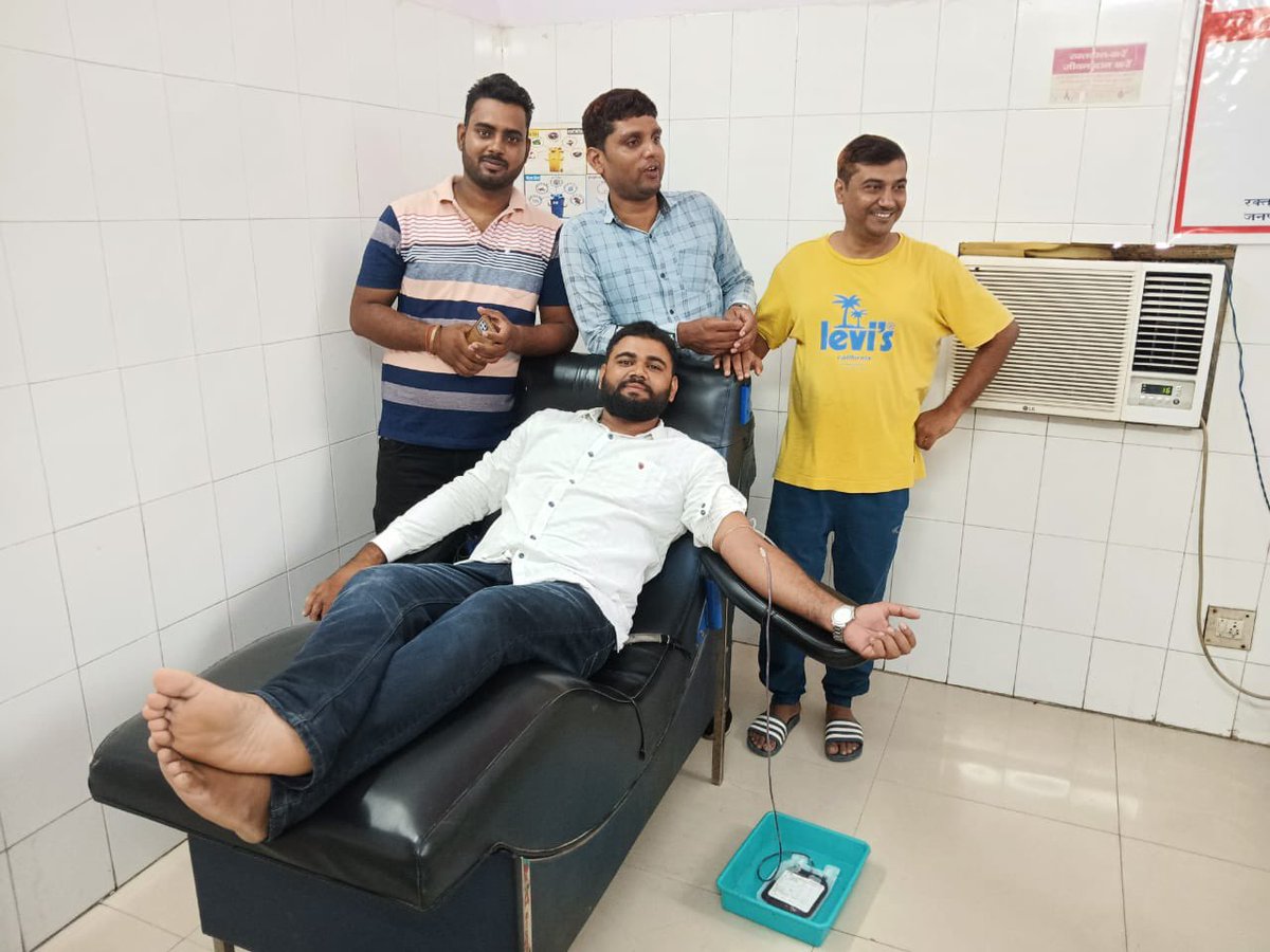 jishanbasantpur's tweet image. आज बड़े भाई आसिफ़ अहमद ‘गोलू’ ने अप्लास्टिक एनीमिया से पीड़ित एक बच्चे के लिए अपना बहुमूल्य रक्तदान करने का काम किया। अप्लास्टिक एनीमिया खून से जुड़ी एक गम्भीर बीमारी है जिसमें शरीर में रक्त कोशिकाओं का निर्माण कम हो जाता है.
#DonateBloodSaveLife