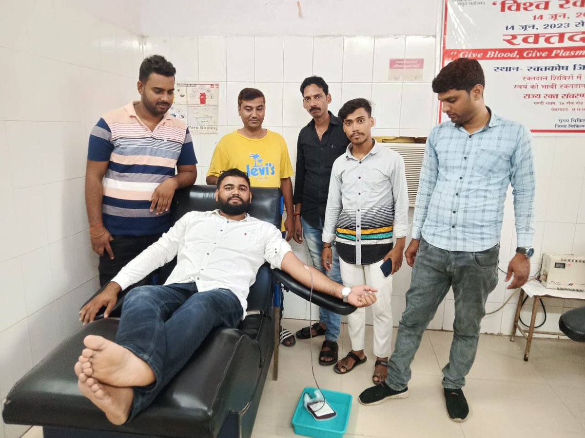 jishanbasantpur's tweet image. आज बड़े भाई आसिफ़ अहमद ‘गोलू’ ने अप्लास्टिक एनीमिया से पीड़ित एक बच्चे के लिए अपना बहुमूल्य रक्तदान करने का काम किया। अप्लास्टिक एनीमिया खून से जुड़ी एक गम्भीर बीमारी है जिसमें शरीर में रक्त कोशिकाओं का निर्माण कम हो जाता है.
#DonateBloodSaveLife