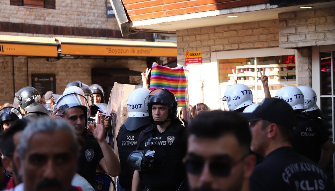 OBS_defenders's tweet image. #Turkey: #Prides in #Istanbul &amp;amp; #Izmir violently repressed:
🛑Istanbul:113 people detained including 4 lawyers
🛑Izmir:53 people detained including 4 lawyers, 1 board member of @izmir_barosu 
📣Stop criminalising LGBTQI+ people and rights defenders!
👉fidh.org/en/region/euro…