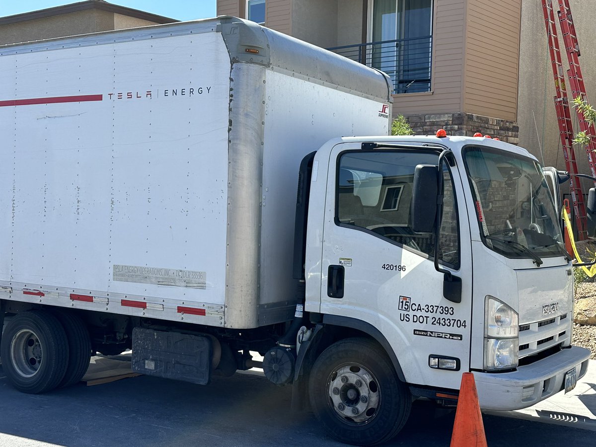 MattWallaceTech's tweet image. Getting something very exciting installed today 😏 #Tesla #Teslasolar @teslaenergy