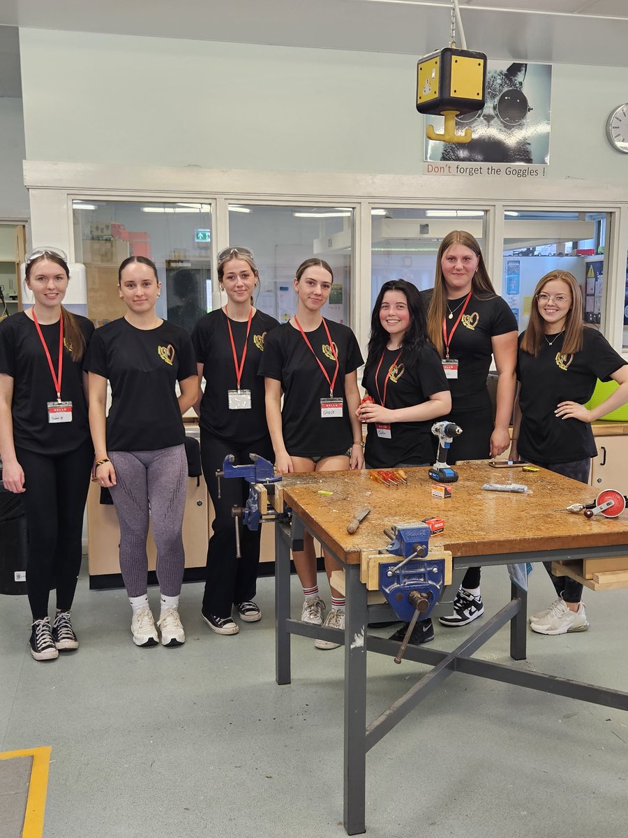 CampCorUnum's tweet photo. Thanks to our @stcatssixthform volunteers today! #Day2 💚💛❤️ https://t.co/aGNbmP225I