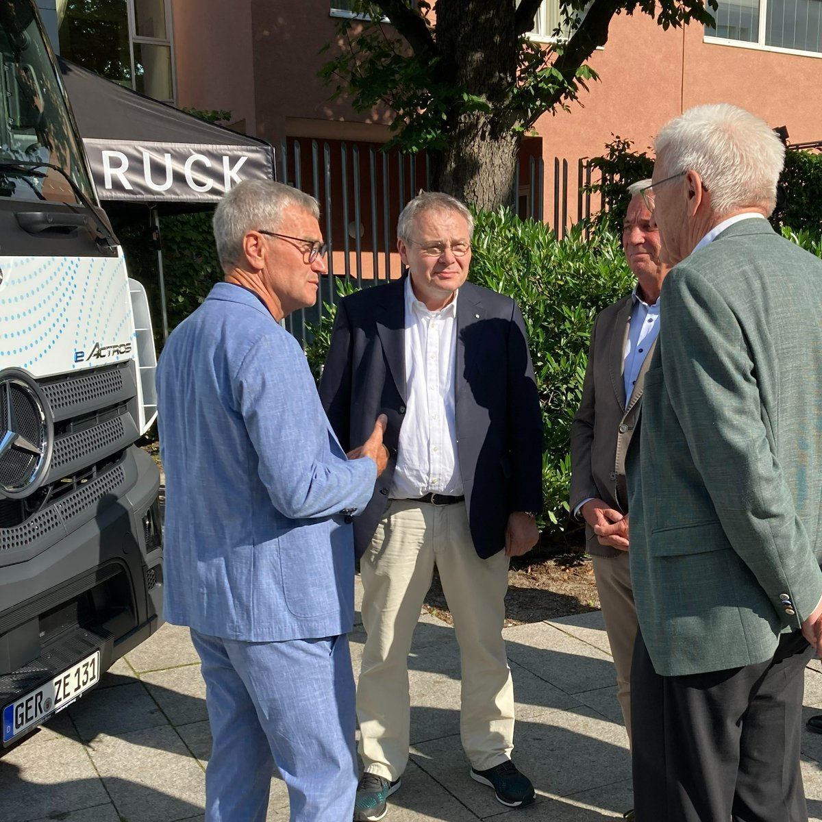Our #eActros 300 Lowliner Concept at #Stallwaechterparty @LVBWBerlin, which #WinfriedKretschmann, MP of @thelaend & #ThomasStrobl, Minister of the Interior, Digitalisation & Local Government & State Secretary #RudiHoogvliet took a closer look at, together with @Joerg_Howe. 🚛🔋