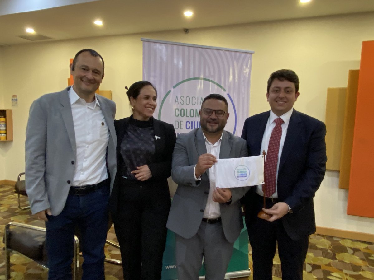 Asointermedias (@asointermedias) on Twitter photo En #Asointermedias tenemos nueva junta directiva para 2023-2024 Presidente: <a href="/MiguelMorenoSu/">Miguel Ángel Moreno</a> Alcalde de <a href="/Alcaldiafblanca/">Alcaldía de Floridablanca</a>.
Vicepresidenta: <a href="/luamgugo/">Lucy Amparo Guzmán G</a> Alcaldesa de <a href="/QuilichaoOnLine/">Santander Quilichao</a>
Secretario: <a href="/nolberbedoya/">Nolber Bedoya</a> de <a href="/elretiroant/">Alcaldía de El Retiro</a>
Director: <a href="/OspinaSanti/">Santiago Ospina</a>
Felicitaciones y muchos éxitos En #Asointermedias tenemos nueva junta directiva para 2023-2024 Presidente: <a href="/MiguelMorenoSu/">Miguel Ángel Moreno</a> Alcalde de <a href="/Alcaldiafblanca/">Alcaldía de Floridablanca</a>.
Vicepresidenta: <a href="/luamgugo/">Lucy Amparo Guzmán G</a> Alcaldesa de <a href="/QuilichaoOnLine/">Santander Quilichao</a>
Secretario: <a href="/nolberbedoya/">Nolber Bedoya</a> de <a href="/elretiroant/">Alcaldía de El Retiro</a>
Director: <a href="/OspinaSanti/">Santiago Ospina</a>
Felicitaciones y muchos éxitos