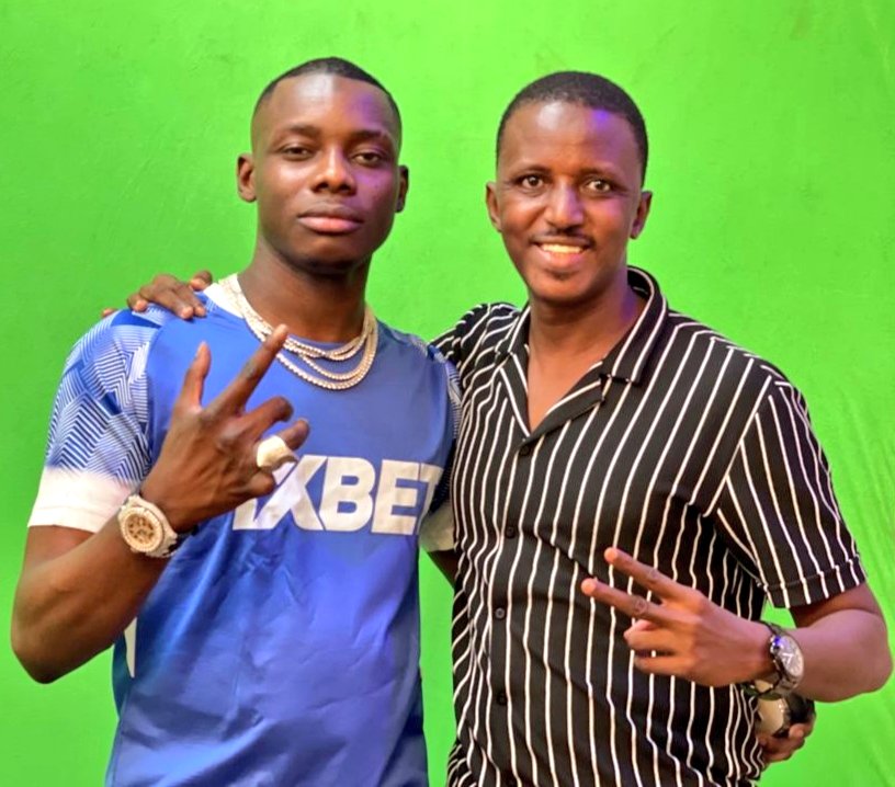 docbah's tweet photo. Avec le Prince de la Kora ! @SidikiDiabate  #docbah #pub #publicite #real @Diabateba https://t.co/sPqhIwC4P0