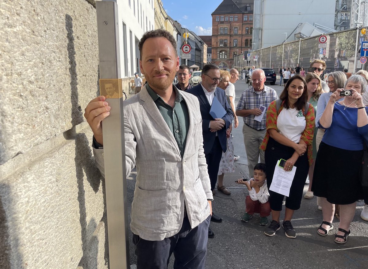 #Erinnerungszeichen am ehemaligen Trachtenhaus #Wallach in Münchner Innenstadt für Melitta und Max Wallach. Urenkel aus England Jamie Hall bringt Erinnerungszeichen an. ⁦<a href="/BR24/">BR24</a>⁩
