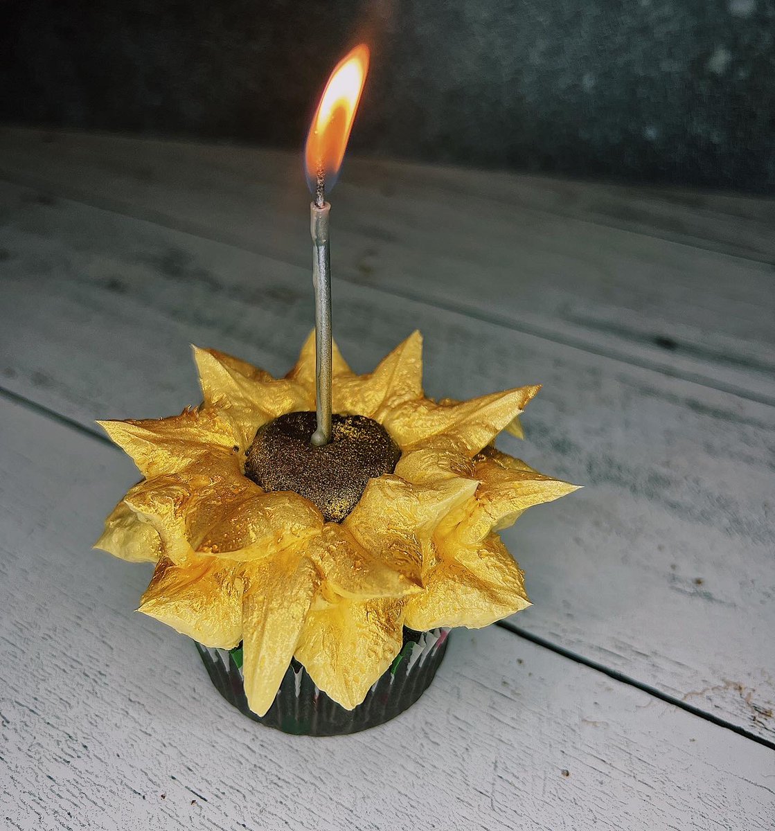 One of the top cakes I make! With cupcakes to match of course 😀🌻