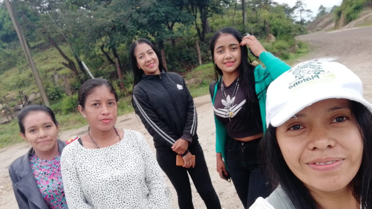 Mujeres de le Escuela de Agroecología. #UIPhonduras. Participando en Escuela de Campo #Elnogal #reservadebiosfera #caciqueLempira #señordelasmontañas. 3-7 de julio, Corquín Copan.