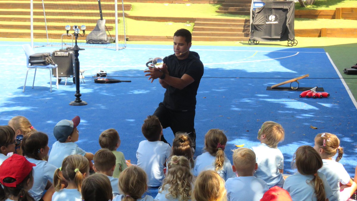 BSB_Barcelona's tweet photo. 🌞It's #MagicThursday at #BSBSummerSchool! 🤹♂️A juggler brought some fun and laughter this morning, and it was nothing short of spectacular! #Summer is an awesome time, and here at BSB, we're making the most of it!🤩
✍️Registrations open for next week: https://t.co/MOK9OqKwK5 https://t.co/vvvDJHrhcW