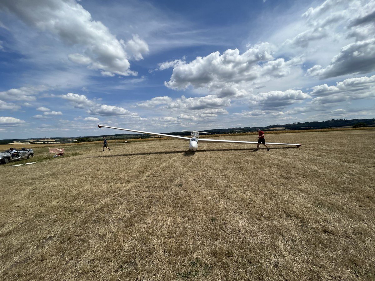 voborsky's tweet photo. Zase jednou s pasažérem. Dlouho plánované předání narozeninového dárku ségře. Moc se to povedlo. Reklama na plachtění. 😎
#LKBE https://t.co/U0banVF1mg