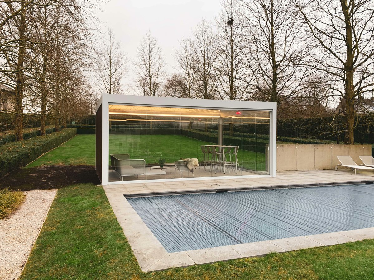 AtriaDesigns's tweet photo. Adding a Renson pergola will transform your outdoor space through design and functionality. 

Control how much light you allow in with the motorized louvres and create an ambiance you never want to leave with endless customizations. https://t.co/Yl7jjkyg07