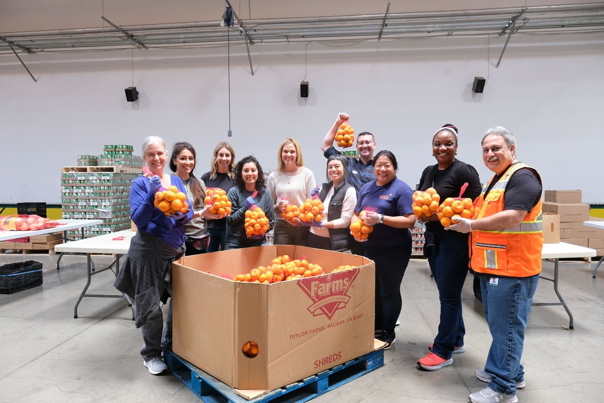 SDFoodBank's tweet photo. Our volunteers are leading the way! Thank you to the team from LEAD San Diego for volunteering their time to bag an impressive 9,800 pounds of fresh oranges and onions for local families facing food insecurity. 🍊 #Volunteer #GiveBack #LEADSD https://t.co/TRxpg7BRh8