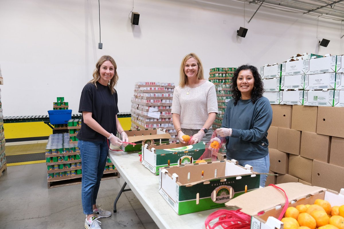 SDFoodBank's tweet photo. Our volunteers are leading the way! Thank you to the team from LEAD San Diego for volunteering their time to bag an impressive 9,800 pounds of fresh oranges and onions for local families facing food insecurity. 🍊 #Volunteer #GiveBack #LEADSD https://t.co/TRxpg7BRh8