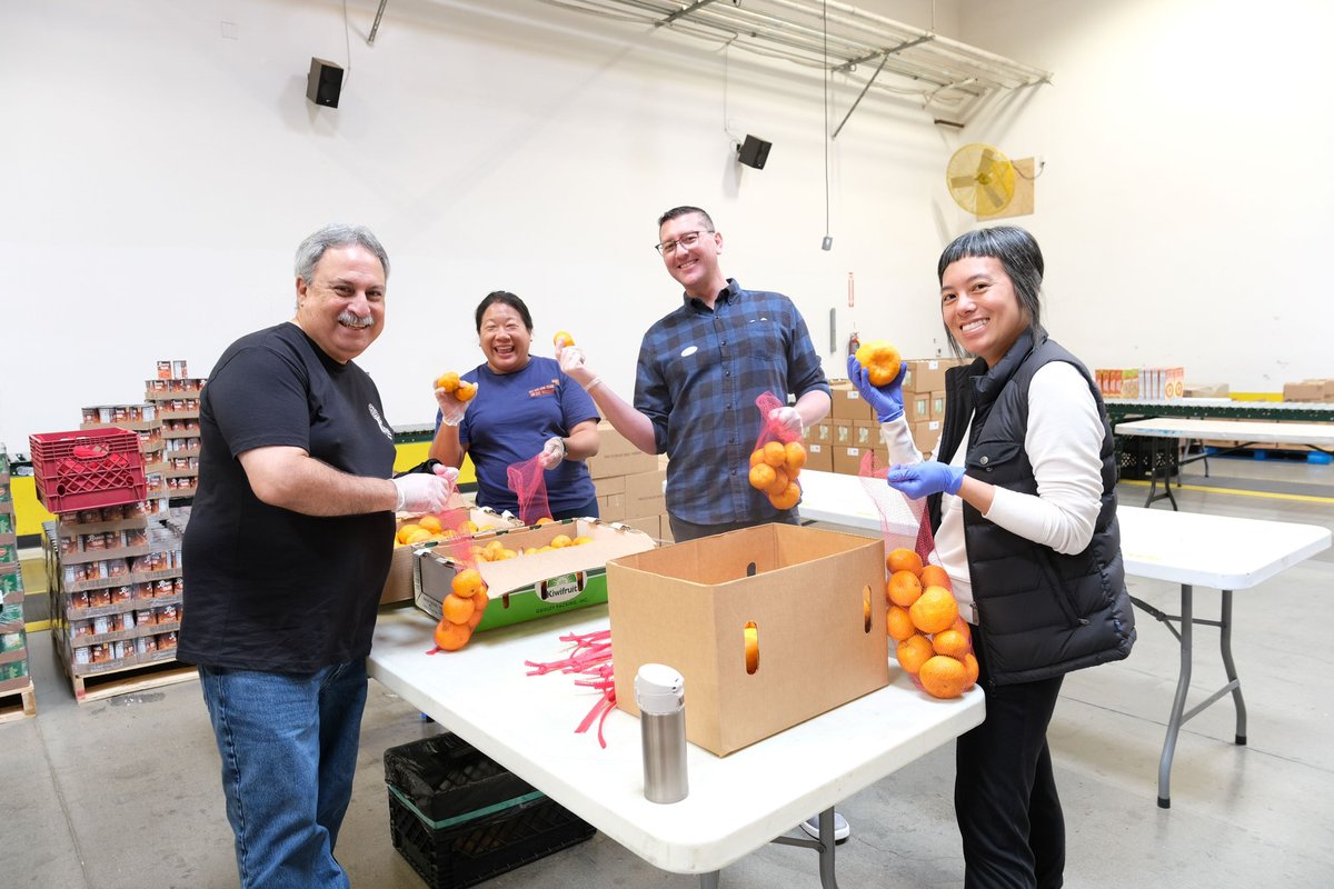 SDFoodBank's tweet photo. Our volunteers are leading the way! Thank you to the team from LEAD San Diego for volunteering their time to bag an impressive 9,800 pounds of fresh oranges and onions for local families facing food insecurity. 🍊 #Volunteer #GiveBack #LEADSD https://t.co/TRxpg7BRh8