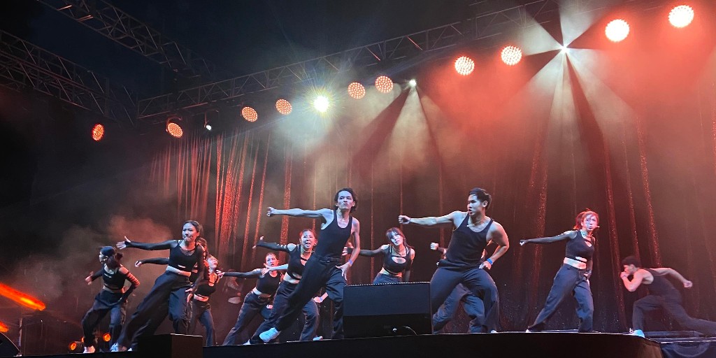 UCLA_Alumni's tweet photo. This year's #UCLASpringSing event was attended by 6,000+ #Bruins and featured exceptional student performances across all the arts and celebrity judges like @Angeriavm, Oscar Nunez and Jeremy Renner, among others. Video coverage is available here: https://t.co/xAqDhO38Ho. https://t.co/IMGnx5GkaH