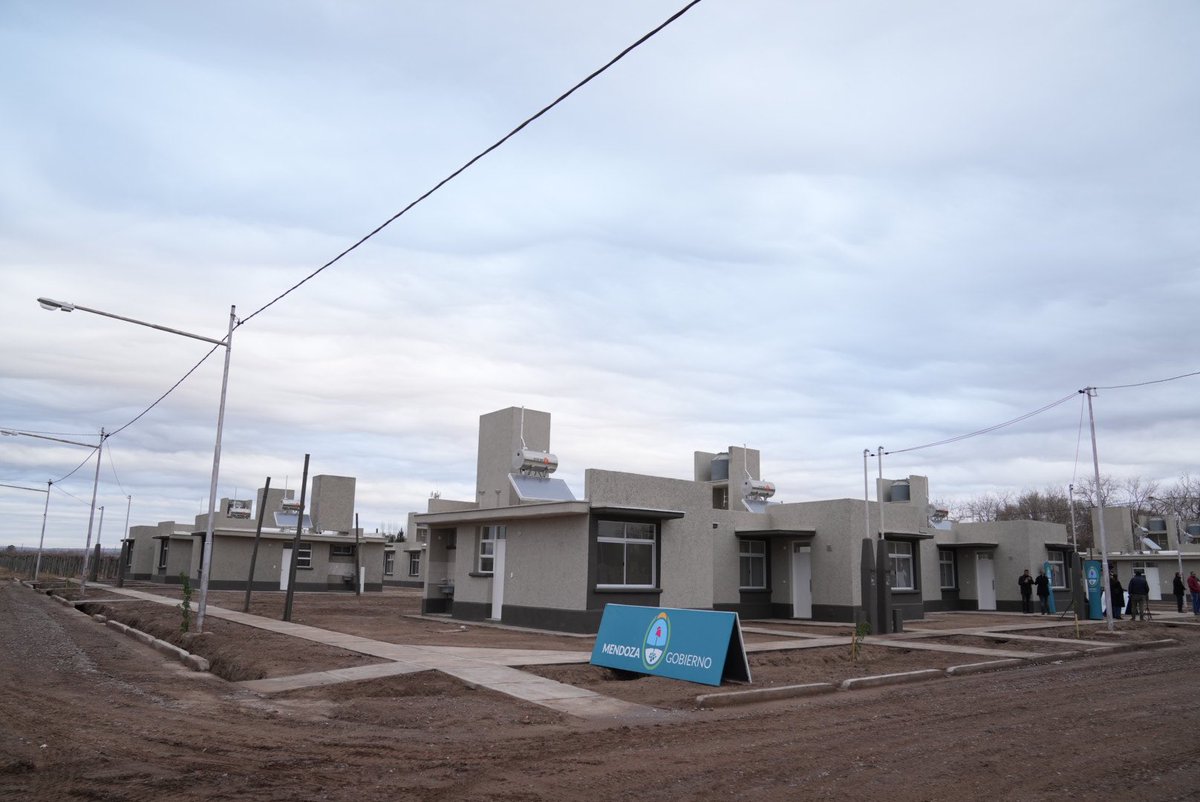 MarioAbedok's tweet photo. 🏠 23 familias del Este que acceden a su vivienda, en el Barrio Posta Medrano; un orgullo y una gran alegría que sea así. A cuidarlas y disfrutarlas mucho. https://t.co/1S6Al8ODkJ