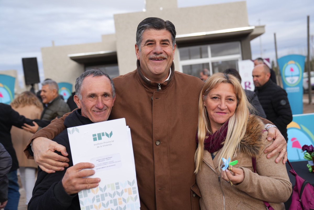 MarioAbedok's tweet photo. 🏠 23 familias del Este que acceden a su vivienda, en el Barrio Posta Medrano; un orgullo y una gran alegría que sea así. A cuidarlas y disfrutarlas mucho. https://t.co/1S6Al8ODkJ