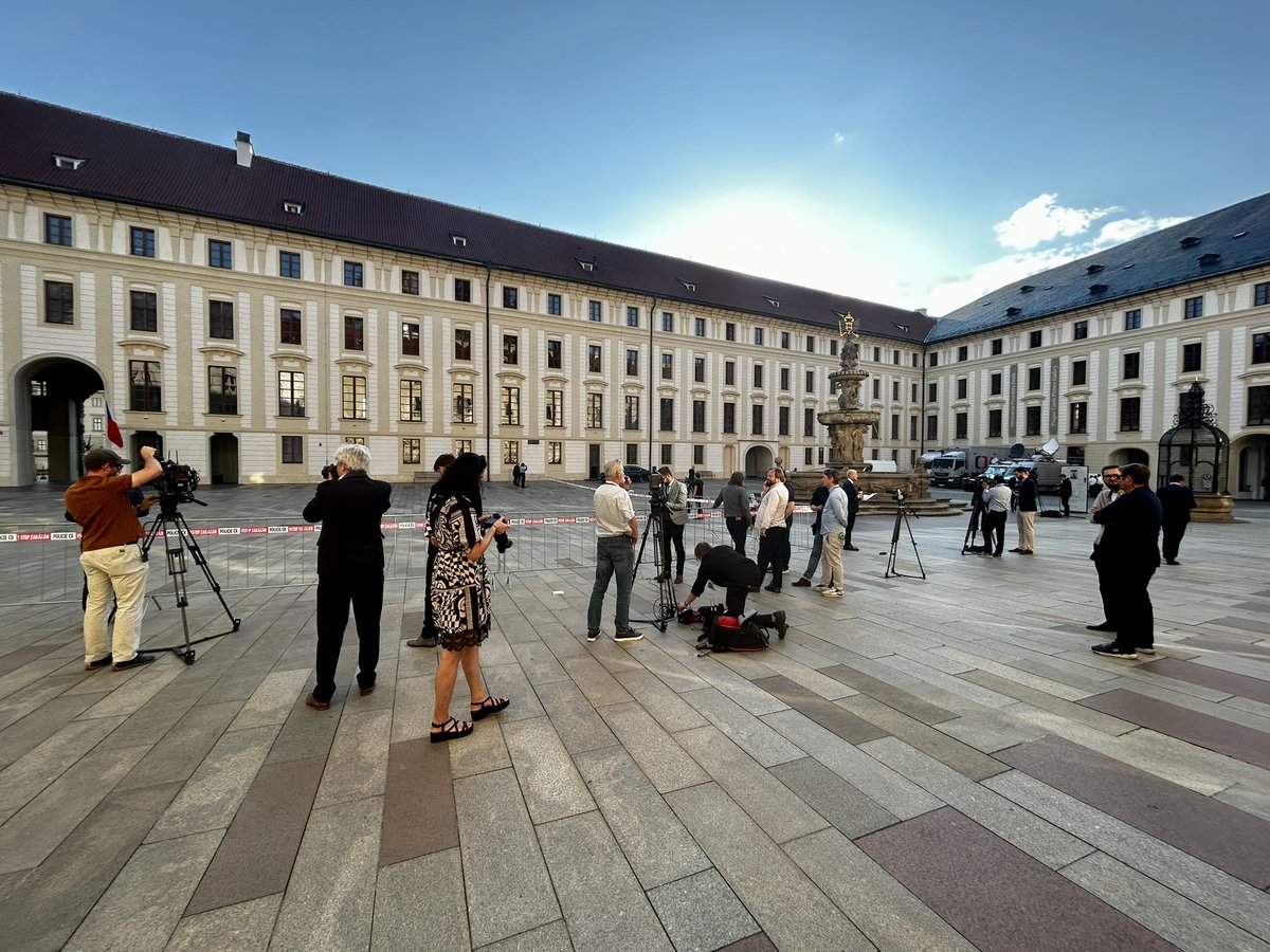 🇺🇦 prezident <a href="/ZelenskyyUa/">Volodymyr Zelenskyy / Володимир Зеленський</a> za chvíli přistane v Praze. Večer se na Hradě potká s <a href="/prezidentpavel/">Petr Pavel</a> 
Do teď byla tato informace pod embargem. Na Hradě už novináři několik hodin příjezd Zelenského vyhlížejí. 
Jsme tu <a href="/SeznamZpravy/">Seznam Zprávy</a> ⬇️