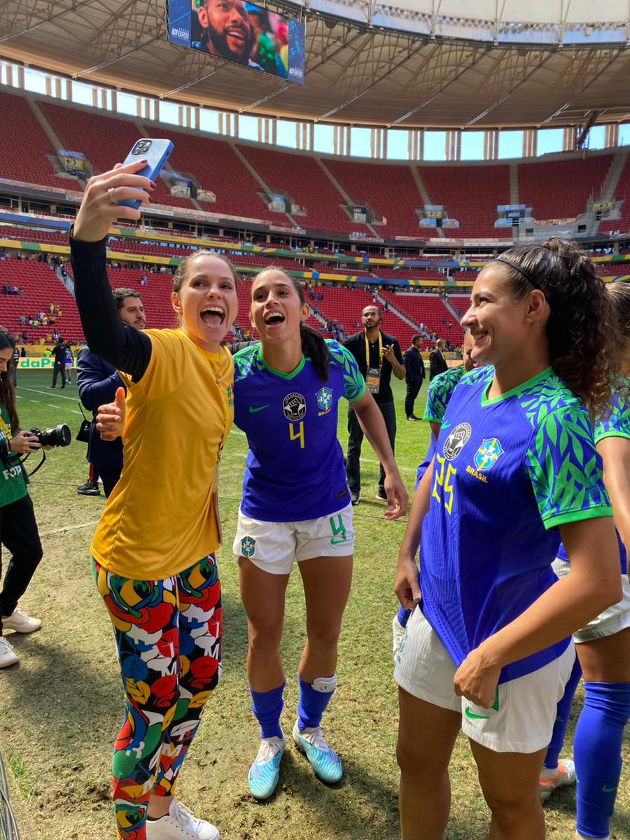 Galera! Agora tô ON no #LinkedIn 
😀⚽️

Lá tem um artigo bem legal sobre a experiência com <a href="/guarana/">Guaraná Antarctica</a> no domingo passado em amistoso de despedida da <a href="/SelecaoFeminina/">Seleção Feminina de Futebol</a> 

linkedin.com/posts/erikota_…

Me acompanhem por lá também! 

#olhapraelas #profissao #futebolfeminino #marcas