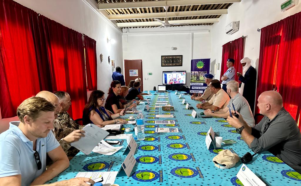 J’ai félicité nos collègues <a href="/EUCAPSahelNiger/">EUCAP Sahel Niger</a> à Agadez pour leur travail dans la lutte contre le terrorisme et la criminalité organisée, et leur excellente coopération avec les autorités locales.

Au-delà des succès, nous avons aussi discuté des défis auxquels ils sont confrontés