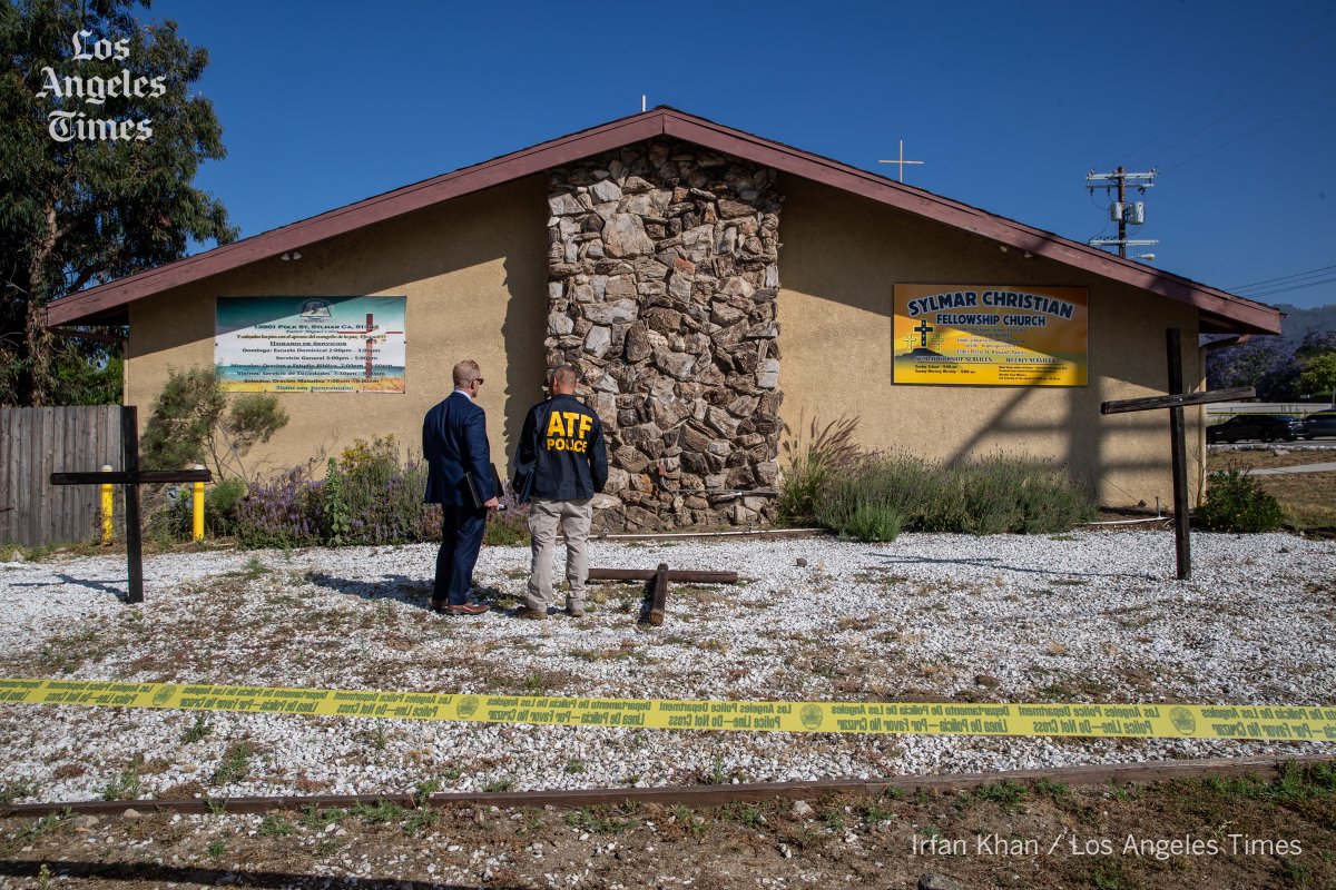 Irfan_latfoto's tweet photo. Crosses set on fire outside Sylmar church, investigated as possible hate crime https://t.co/SZPnQMJTCI @latimesphotos #crossburning # https://t.co/xHzGrQ8QvC
