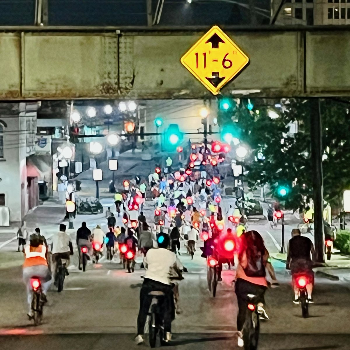 ElginComBikes's tweet photo. The home stretch of our July Full Moon Ride #BikeElgin #FullMoonRide #ElginIL #ExploreElgin #ExploreElginIntheDark #ComeRideWithUs https://t.co/LbNBfayF92