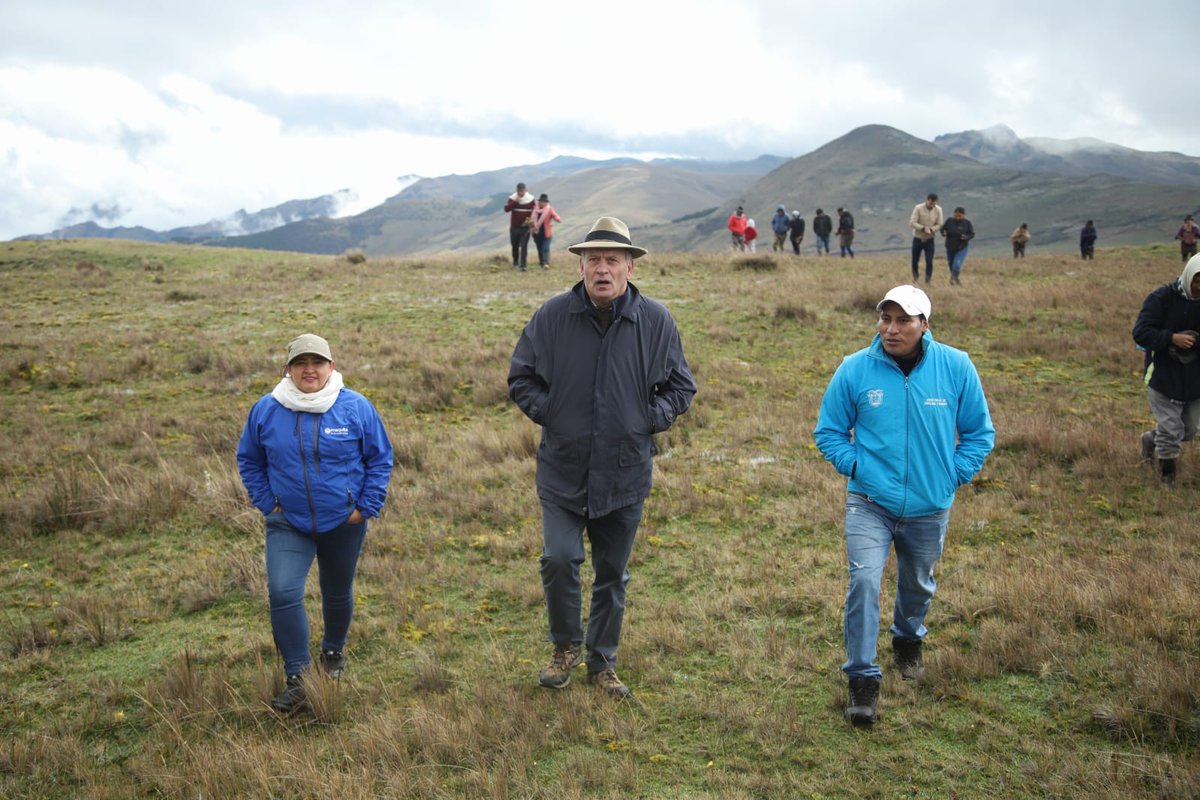 UEenEcuador's tweet photo. 🆕Hoy, visitamos proyectos para conservación de Agua y páramos de FAO y #FPHD financiados por la #UE en #Bolívar 🏞️💧🌿🧺🚜
Fomentamos la conservación de los servicios ecosistémicos del Paramo🗻 el cuidado de los recursos hídricos🏞️ y promovemos medios de vida sostenibles👩🏻🌾 https://t.co/8hsZaO3bHj