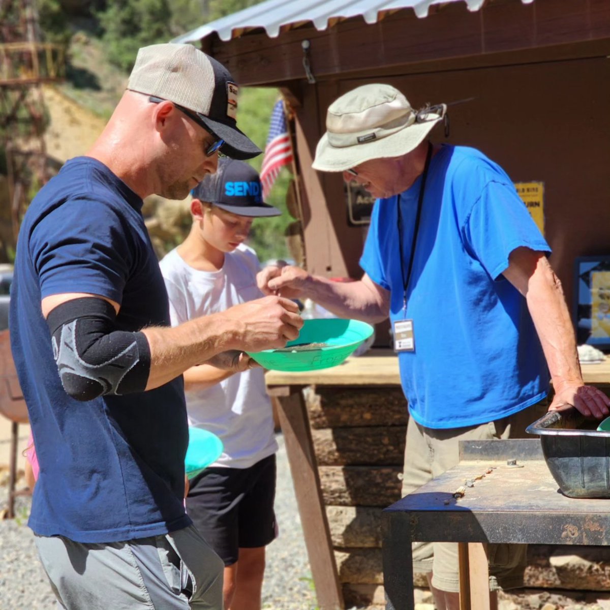 ThePhoenixMine's tweet photo. Want to get the most out of gold panning in the creek? 🏞✨️ Gold panning instrutors like Ron are here to help you out! 😁

#phoenixgoldmine #idahosprings #goldpanning https://t.co/ujzJtPx4iz