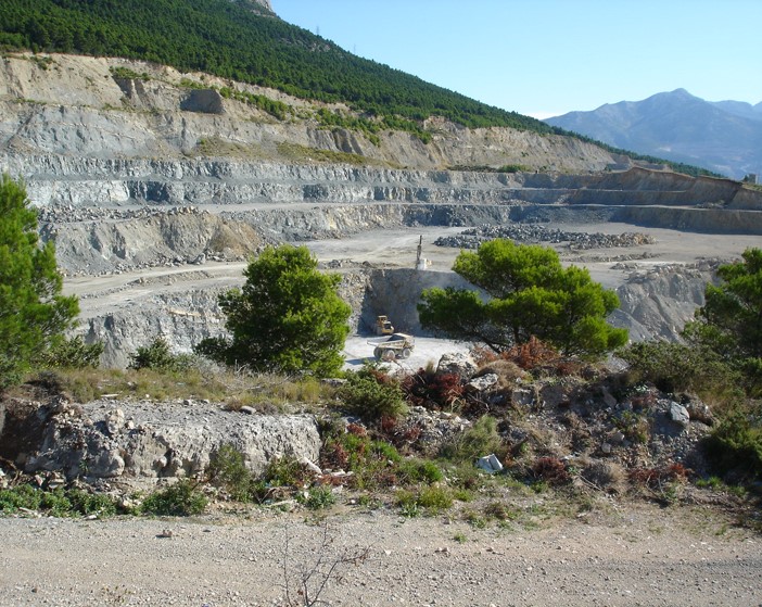 Join us on the 12th of July for a presentation by Ruth Allington on the 'The importance of engineering geology and geotechnics in the design, operation and rehabilitation of quarries' 

Click here for info:
mailchi.mp/0dd14323bb10/h…

#engineeringgeology #mining #geology