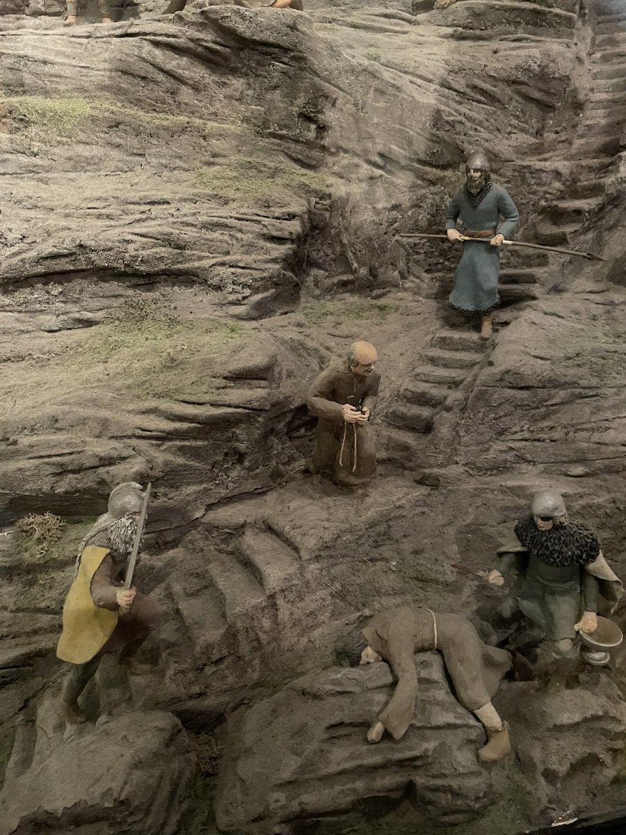 There’s a lot going on here. #Museum mini mannequins <a href="/WeirdMannequins/">Weird Mannequins</a>
