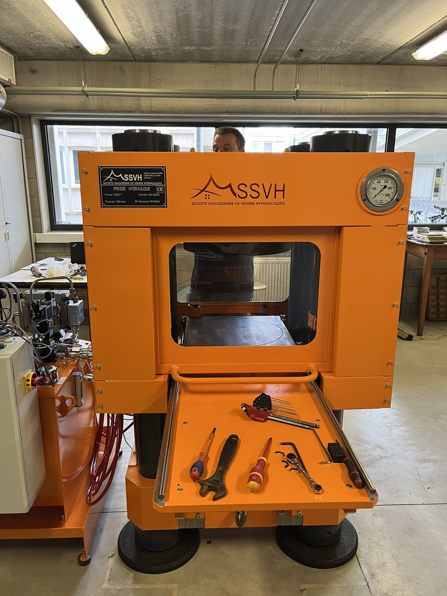 OlivierNamur's tweet photo. First ever multi anvil apparatus in Belgium @KU_Leuven @kuleuven_fwet #highpressure #planetary_science research @yishen_z @Sodic_Saffy @pyroclastic_kat #SSVH https://t.co/2bW6ts55r3