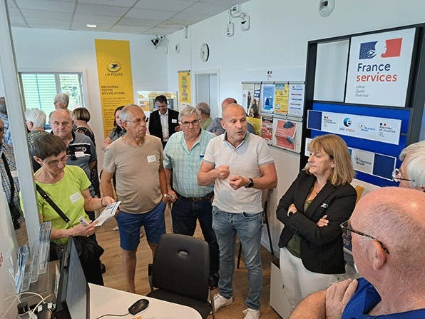 GroupeLaPoste's tweet photo. Une quarantaine d’élus a participé à un #PostalTour organisé dans le Saulnois🚌
Une matinée pour découvrir des solutions de #proximité mises en place par #LaPoste :
🏛️Bureau de poste labellisé #FranceServices
♻️Recyclage de papiers
🍽️Portage de repas
↪️https://t.co/OSZwO9ybO9 https://t.co/ZZB6KNCyBV