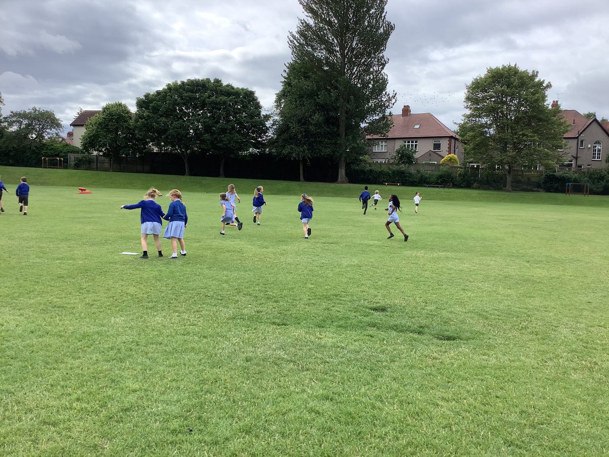 StMarysSchoolRC's tweet photo. What a fabulous day to do a tree identification lesson with our Y2 children. We are very lucky to have such an amazing outside space surrounded by well established trees! #smrcY2 #smrcScience #smrcLivingThings #smrcHabitats π² π³ π π https://t.co/sYbFQBeGyk