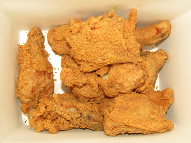 Pest15's tweet image. Happy National Fried Chicken Day!  Enjoy of box of fried chicken/chicken joy from @JollibeeUSA  😊 #FoodHoliday #Jollibee #ChickenJoy #FriedChickenDay 🍗