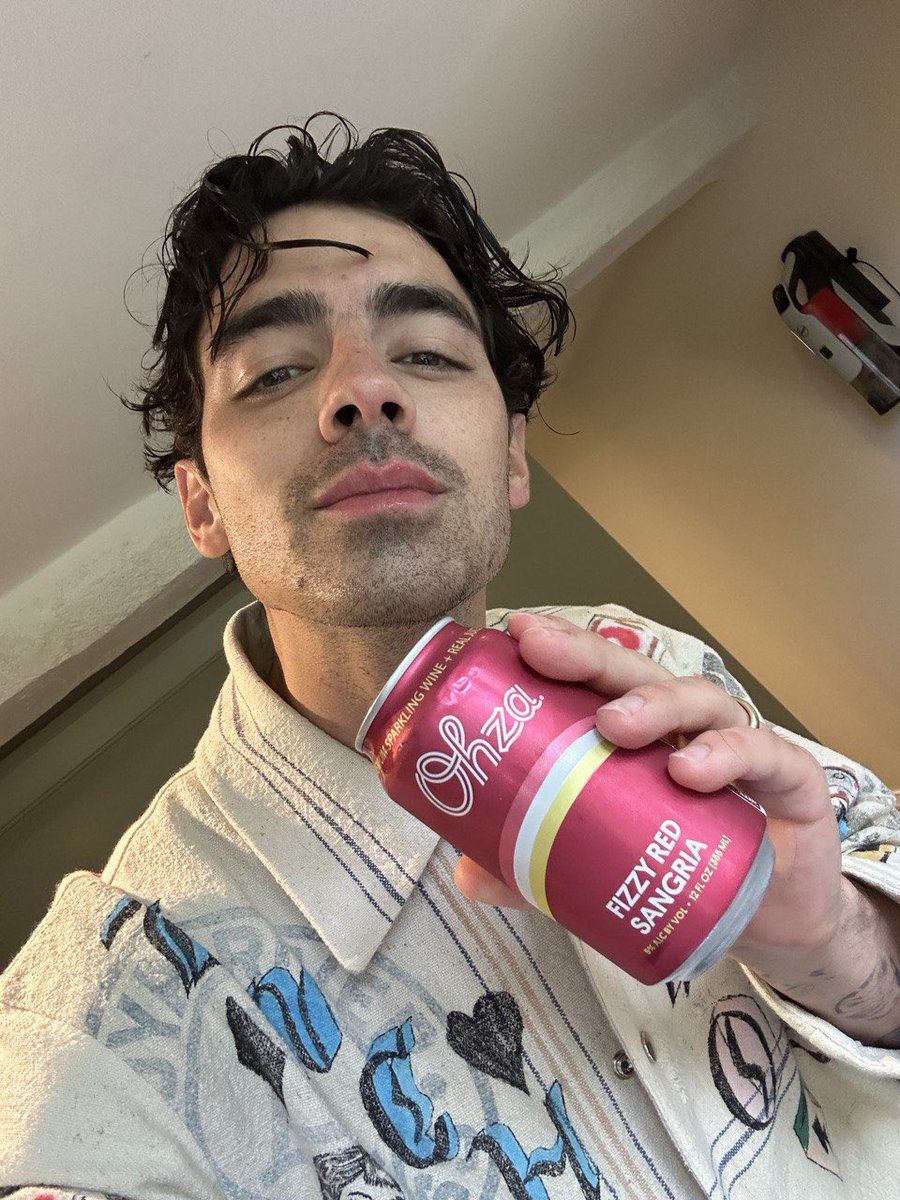 afanpageofab22's tweet image. Bestie!!😫😫 @trouble_me_AB 
Why both of our guys looks so sexy the way they are holding the soda cans it should be us the soda cans!!!😫😫🥵🥵 #mycoolfriendischelsea #austinbutler #joejones