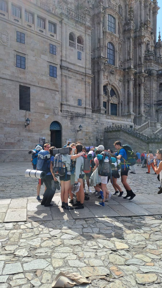 PeregrinusSJ's tweet photo. Hoy han llegado a la ciudad los grupos de Durango y Jesuïtes Educaiò tras haber realizado las últimas etapas del camino francés. 
¡Bienvenidos!🙌🏻 https://t.co/YBLGL1Kgrp