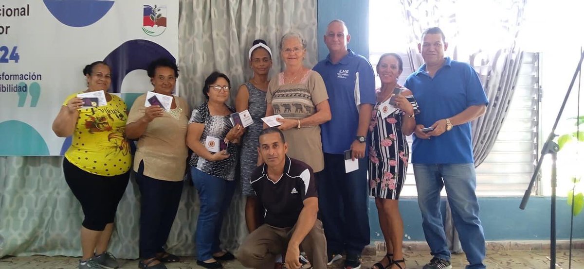 AngelRamiroBel1's tweet photo. Reconocen profesores de la @uij_jmo con la medalla Rafael Maria de Mendive. Muchas felicidades 🎊🎉 @NoelMel03027189 @Magui39279433 @HaydeePaulaPaz1 @samper_rivero @OdalisPrezMach1 @CulturaFisica @fct_uij https://t.co/c1wAOVP9Zn
