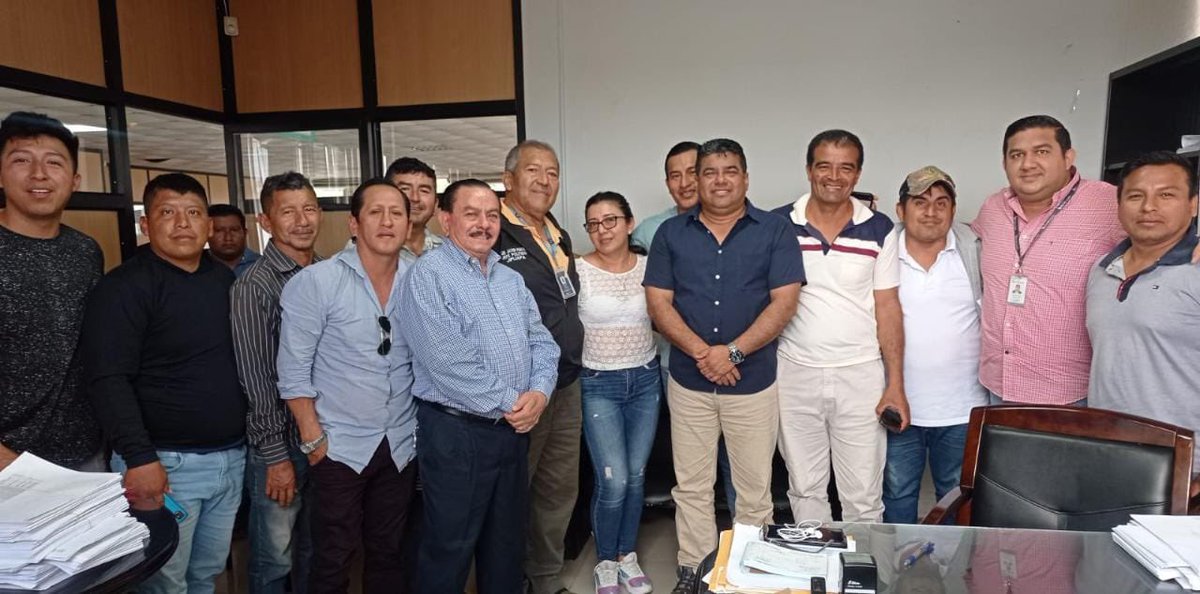 GoberManabi's tweet photo. #Jipijapa | Con el objetivo de plantear soluciones, el gobernador @Hernan0722, se reunió con el gerente de @Banecuadorr Arturo Asanza y dirigentes agricultores, donde se analizó la afectación a la cosecha y las posibilidades de nuevos créditos que beneficien al sector productivo. https://t.co/ZxfLTT8f0D