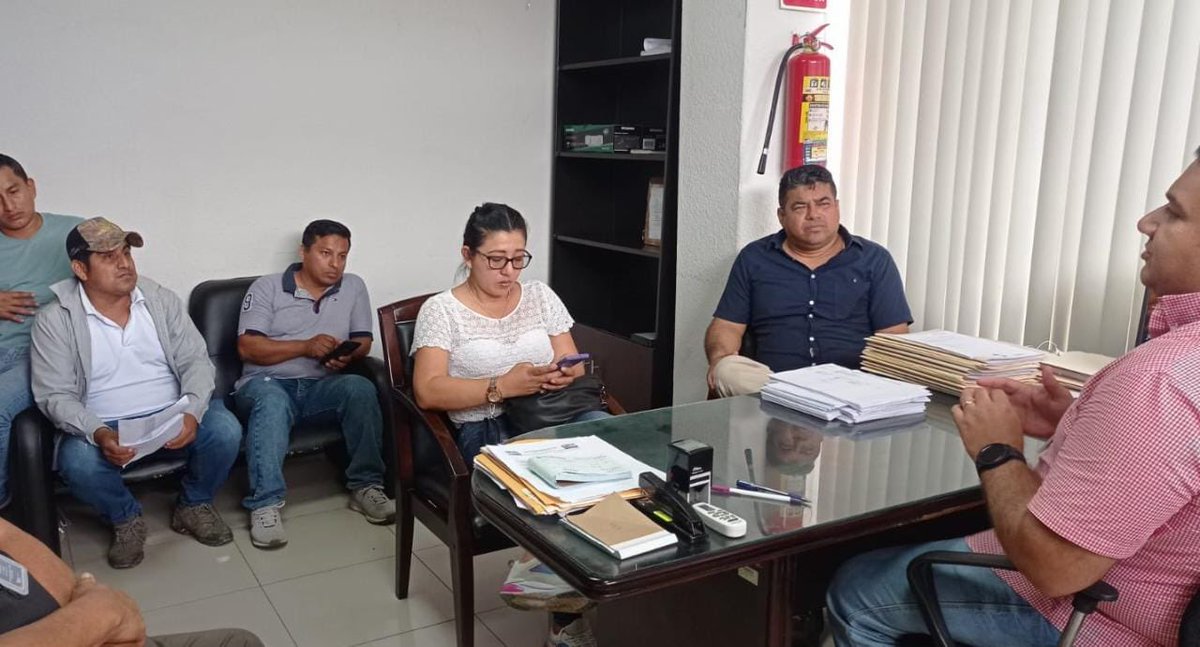 GoberManabi's tweet photo. #Jipijapa | Con el objetivo de plantear soluciones, el gobernador @Hernan0722, se reunió con el gerente de @Banecuadorr Arturo Asanza y dirigentes agricultores, donde se analizó la afectación a la cosecha y las posibilidades de nuevos créditos que beneficien al sector productivo. https://t.co/ZxfLTT8f0D