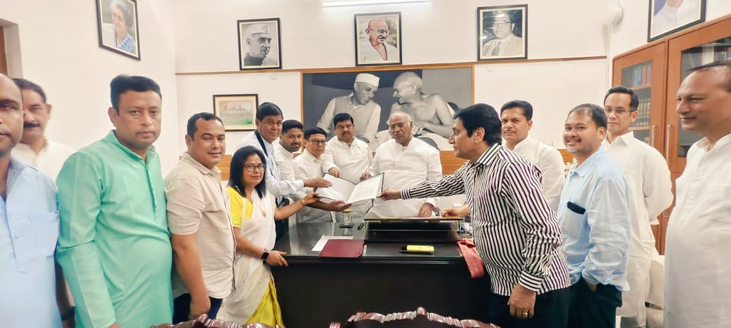 DsaikiaOfficial's tweet photo. Today was a productive day as we had the privilege of meeting Hon'ble @kharge ji, President of @INCIndia, alongside a delegation of several opposition parties from Assam.
Together, we discussed the crucial #DelimitationDraft, emphasizing inclusivity & democratic representation. https://t.co/9QVnGZe8Vo