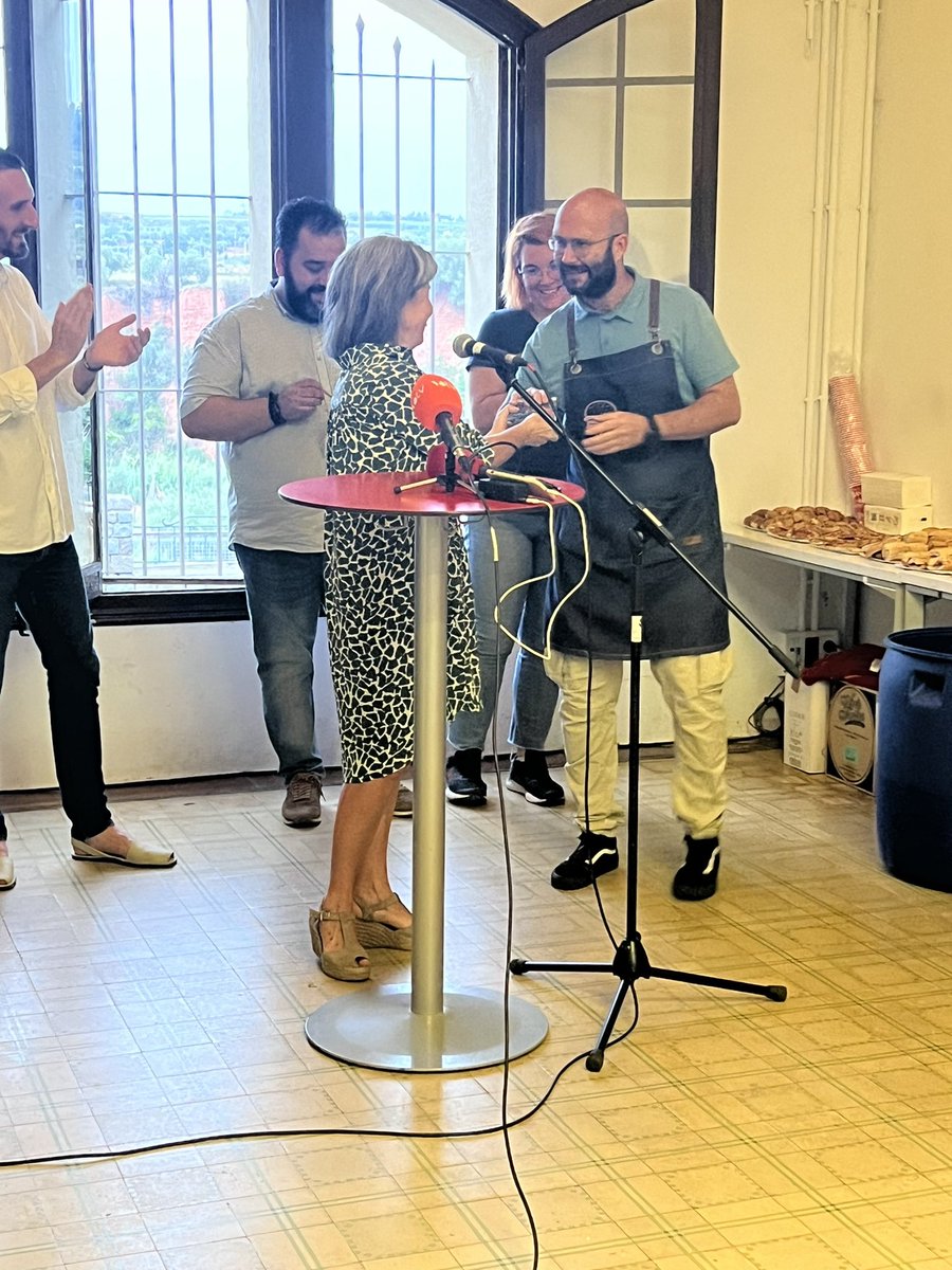 viapintxo's tweet photo. La regidora @GermaVila , fa entrega del premi #Caldes, a la proposta gastronòmica que millor representa el municipi.

Aquest any, el premi és pel Balneari Broquetas!

#ViaPintxo #CaldesMontbui https://t.co/VrfOgKsywk