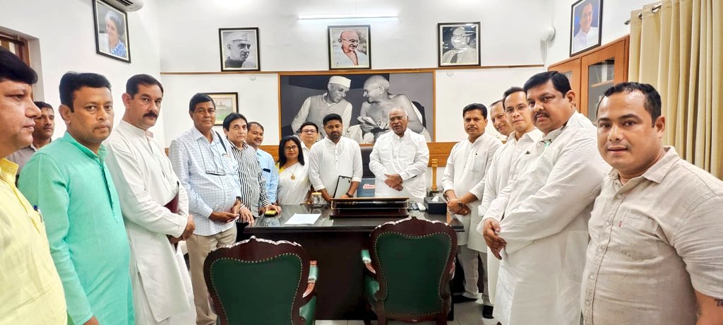 DsaikiaOfficial's tweet photo. Today was a productive day as we had the privilege of meeting Hon'ble @kharge ji, President of @INCIndia, alongside a delegation of several opposition parties from Assam.
Together, we discussed the crucial #DelimitationDraft, emphasizing inclusivity & democratic representation. https://t.co/9QVnGZe8Vo