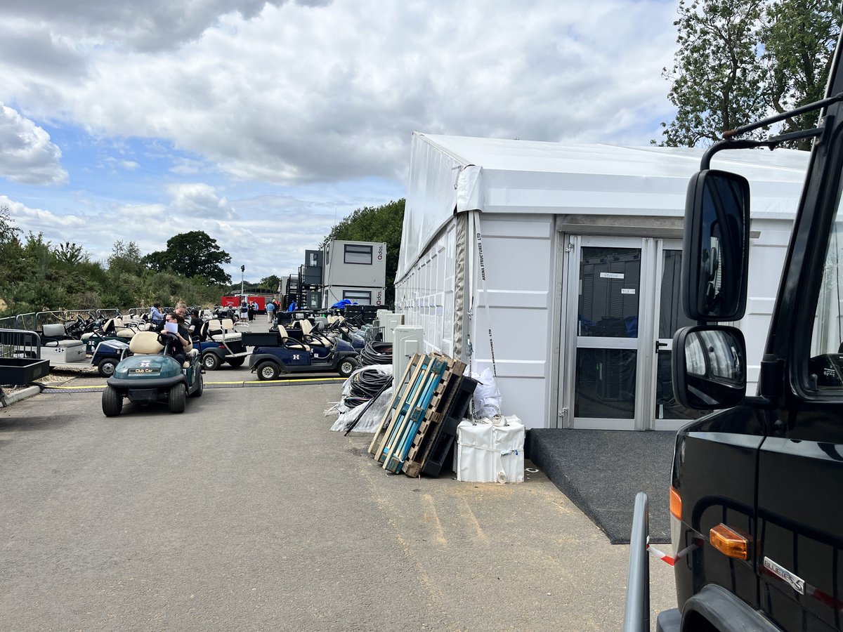 linksbroadcast's tweet image. S700 at the LIV Golf for a few days … parked up and sending multiple feeds around the world