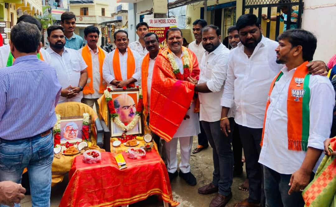 TeamSridharanna's tweet photo. #meeting #rajendranagar #modijisarkar @BJP4India #news #NewsBreak #TeluguNews #Hyderabad #NewsUpdates @BJP4Telangana @bandisanjay_bjp @drlaxmanbjp @blsanthosh @sunilbansalbjp @Yendala4BJP @tarunchughbjp @kishanreddybjp @aruna_dk @RaghunandanraoM @Eatala_Rajender https://t.co/AptDJ6nNDp