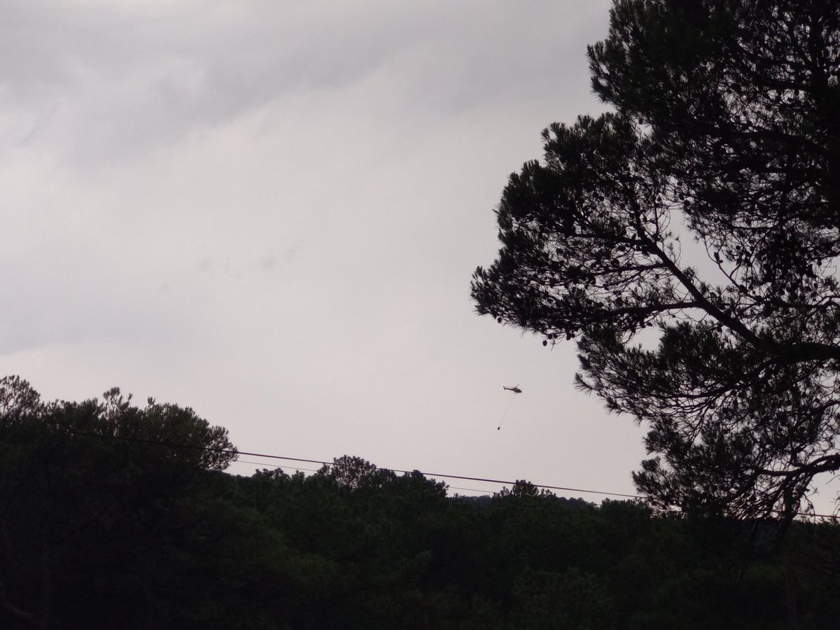 meteollac's tweet photo. Ja no es veu fum a la zona on ha caigut el llamp.
@bomberscat i @sfadfcat centren els esforços en localitzar el lloc de l'impacte.
L'helicòpter ja s'ha retirat. https://t.co/dNBkLPuNy3