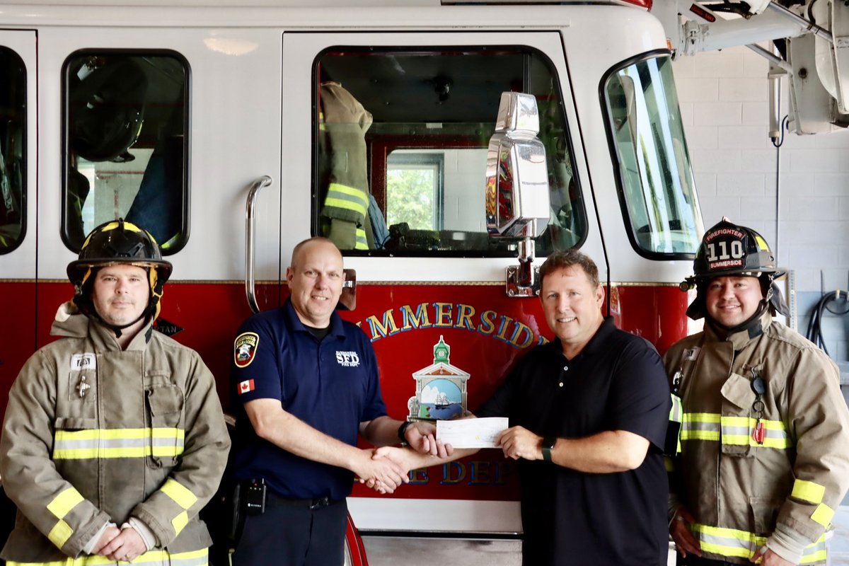 summersidePEI's tweet image. SILVER FOX 🤝 SFD 

Thanks to Silver Fox Entertainment Complex, GM Danny Gosse who stopped by to present a cheque to members of our Fire Department! 

The Fox held a fundraiser last night in response to SFD’s quick action in saving its complex earlier this week. 🙌

#Summerside